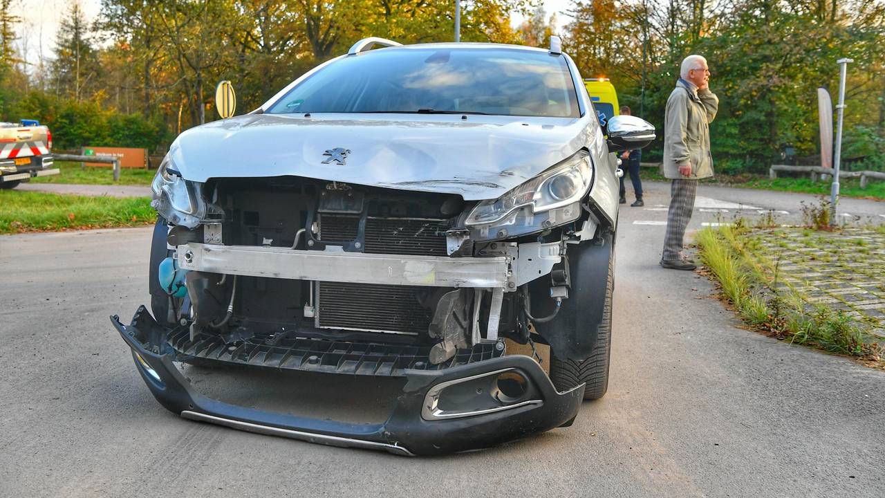De schade aan de auto die de motorrijder schepte (Foto: Rico Vogels / SQ Vision).
