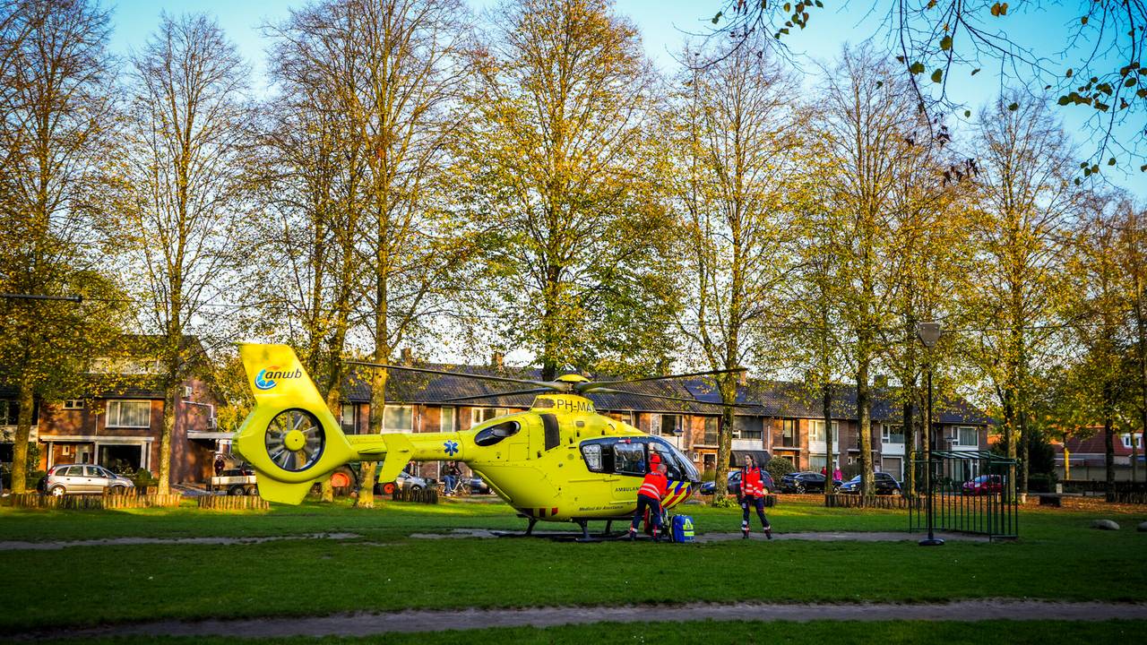 Traumahelikopter landt in speeltuin na aanrijding van jongetje.