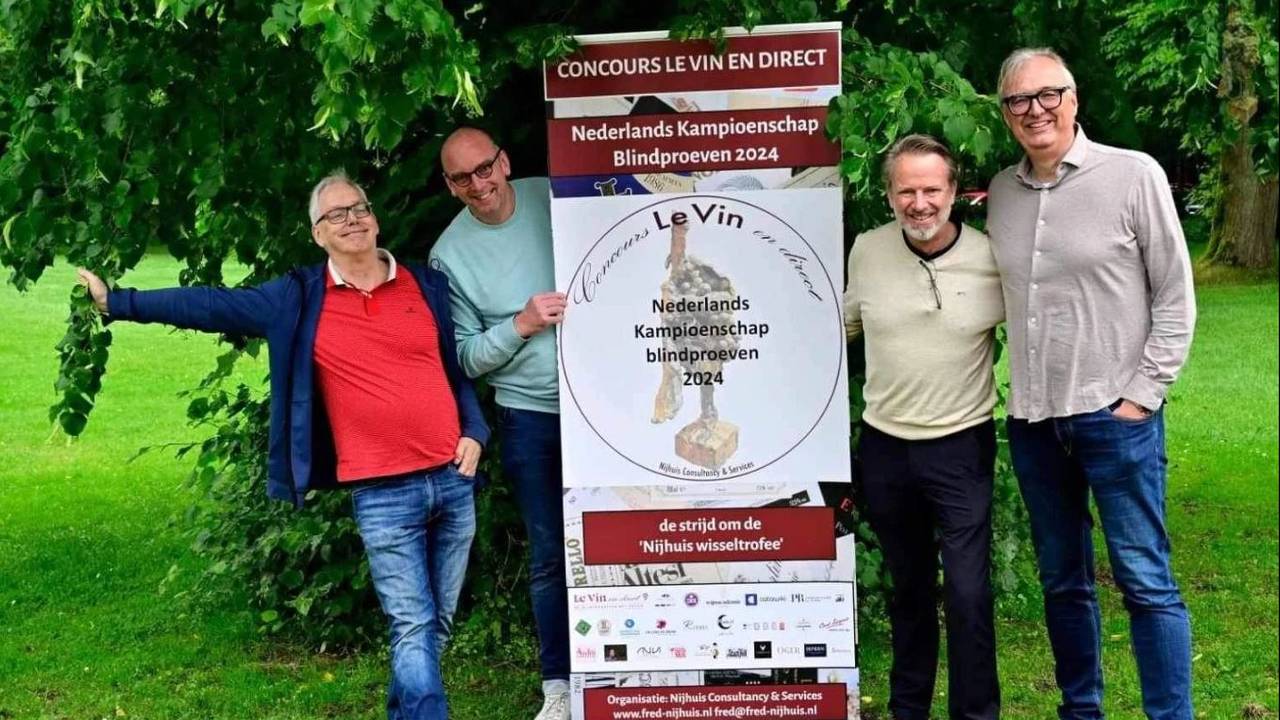 Eric Hoepelaar met zijn team van de Brabantse Wijnsociëteit (foto: Ingrid Driessen).