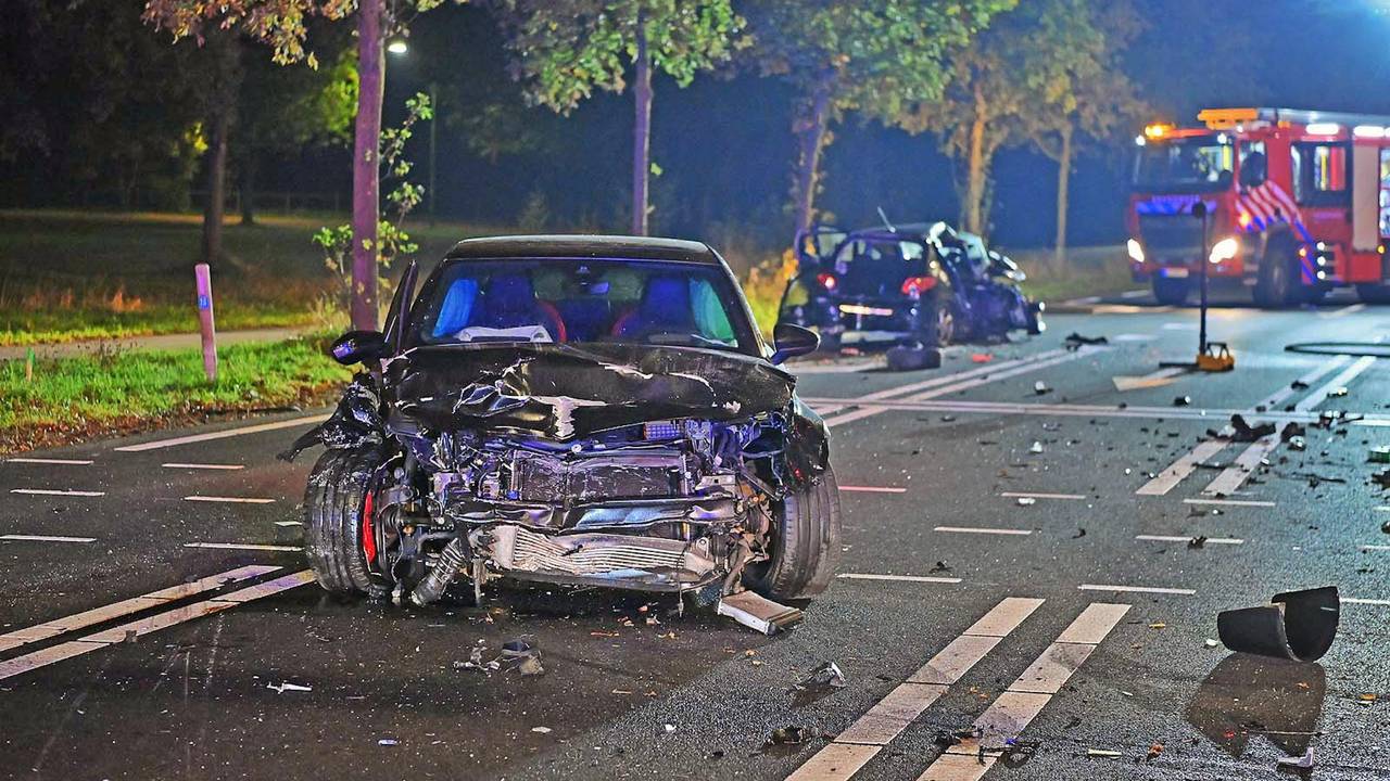 Zwaargewonde bij ernstig auto-ongeluk, weg bezaaid met brokstukken.