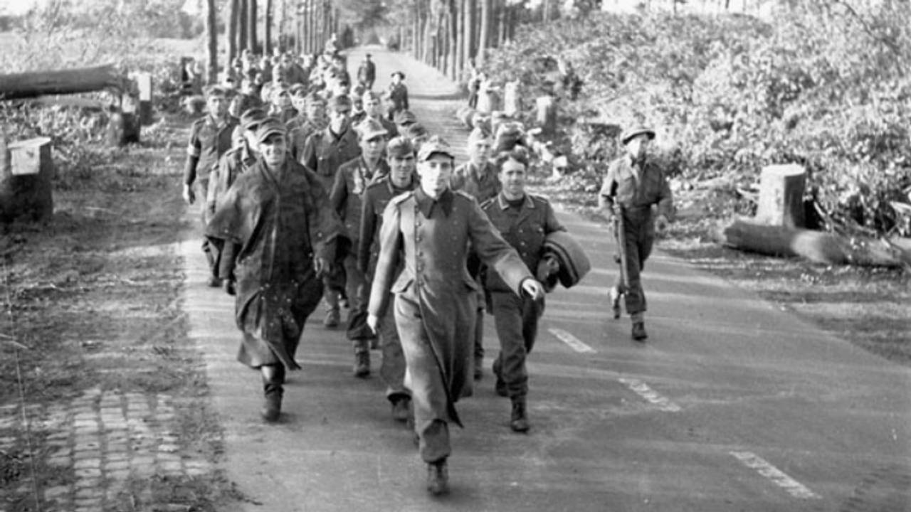 Marcherende Duitse krijgsgevangenen uit Huijbergen over de Putseweg op 15 oktober 1944 (foto: archief)