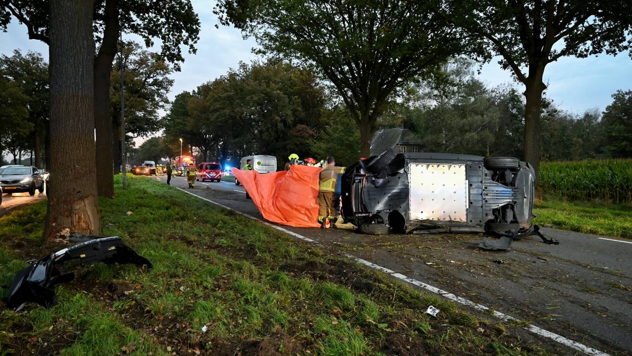 N65 urenlang afgesloten na zware botsing, bestuurder gereanimeerd.
