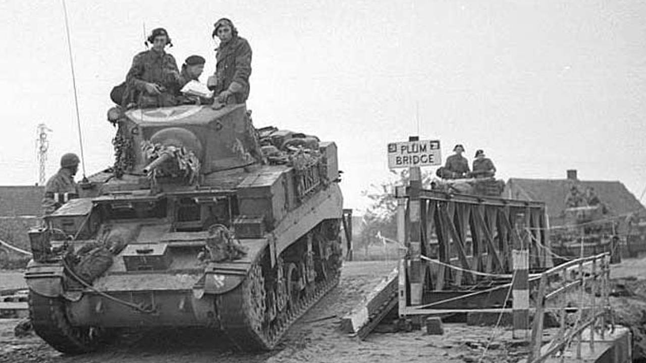 34e Tankbrigade steekt kanaal over in Rijkevorsel op weg naar Roosendaal en omgeving (foto: archief)