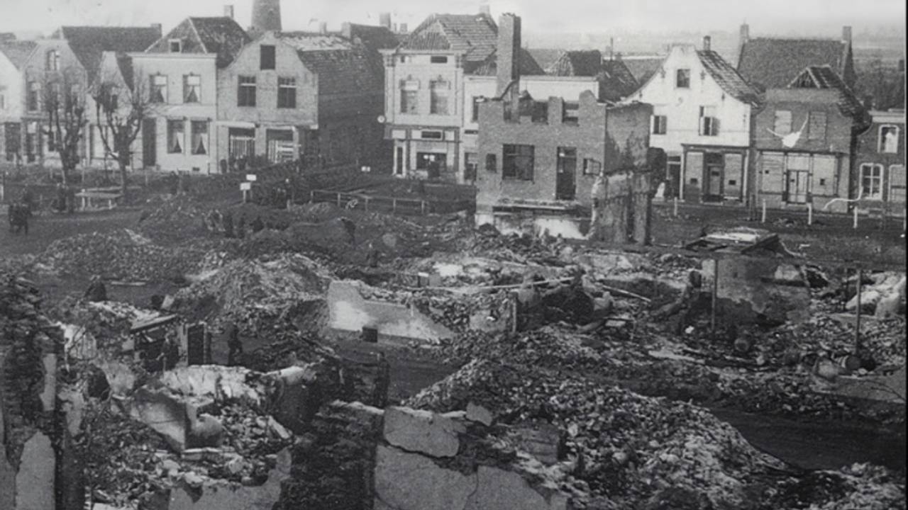 Centrum Zevenbergen na verwoestend bombardement en beschietingen (foto: archief) .