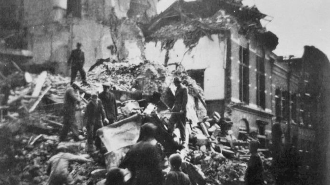 Puinhopen in Heusden na de stadhuisramp 5 november 1944 (foto: archief Salha)