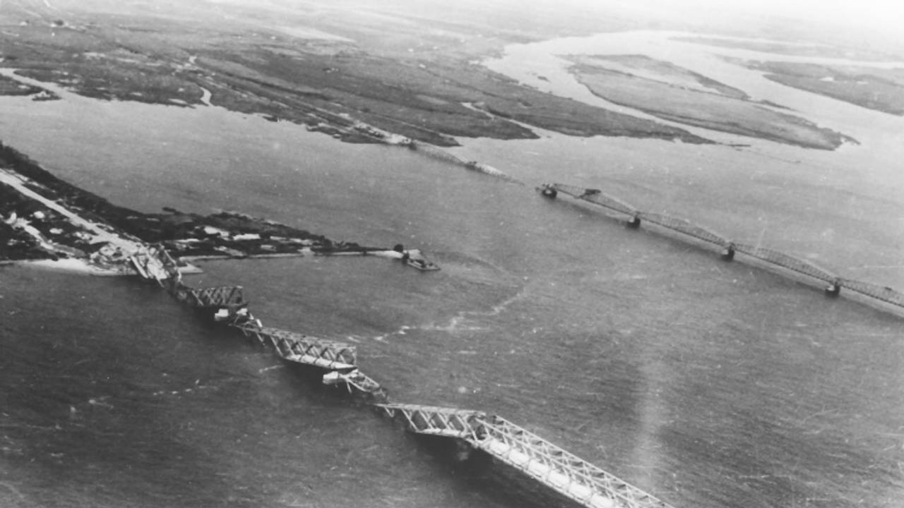 De Moerdijkbruggen op 10 november 1944 (foto: archief)