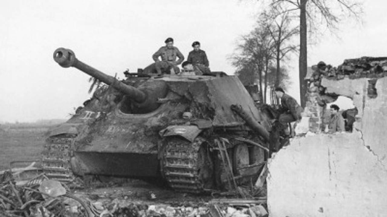Poolse soldaten bij een uitgeschakelde Duitse Jagdpanther bij Zevenbergschen Hoek/ Drie Hoefijzers, november 1944 (foto: archief).