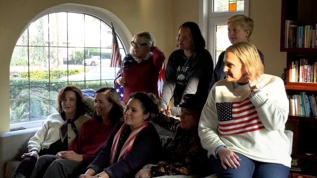 Sarah (rechts voorin) keek dinsdag samen met een groep expats naar de verkiezingen (foto: Studio040).