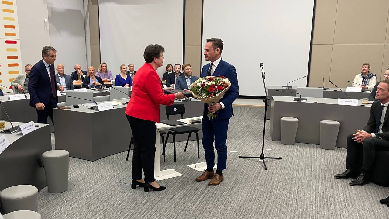 Commissaris van de koning Adema feliciteert Sjoerd Potters met zijn benoeming (foto: Alice van der Plas).