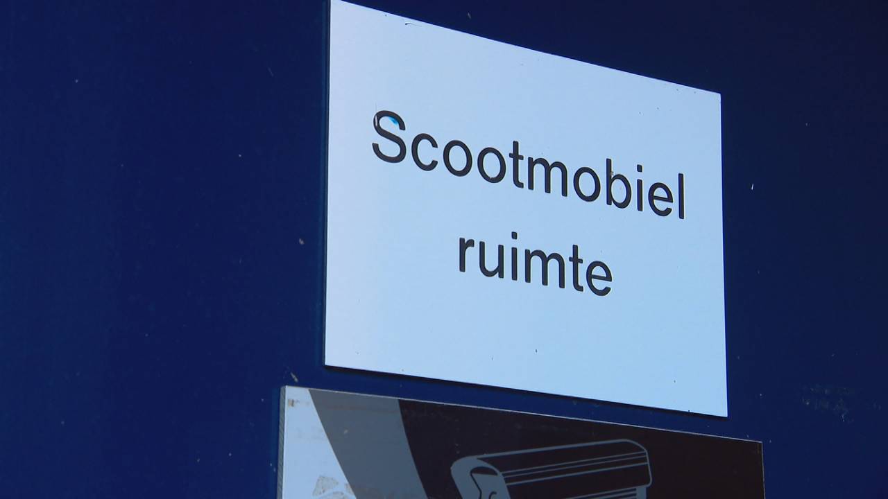 Bordje met 'scootmobiel ruimte' in het seniorencomplex