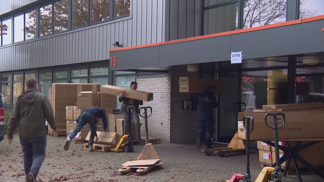 De spullen van LEDLED worden bij de overburen naar binnen gedragen.