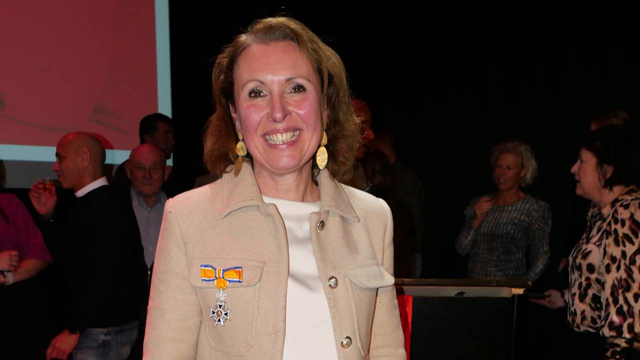 Boukje van Ettro-Gijsberts met haar lintje (Foto: Astrid Huis)