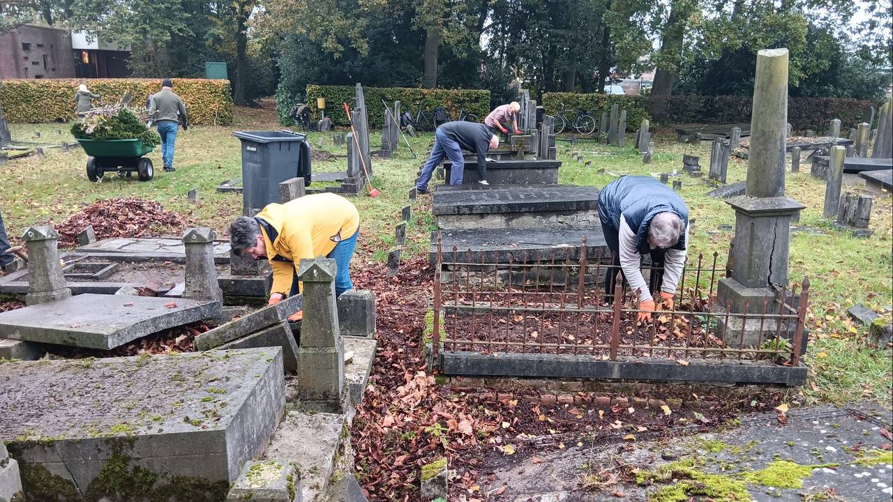 Vrijwilligers gingen volop aan de slag (foto: Hans Molier).