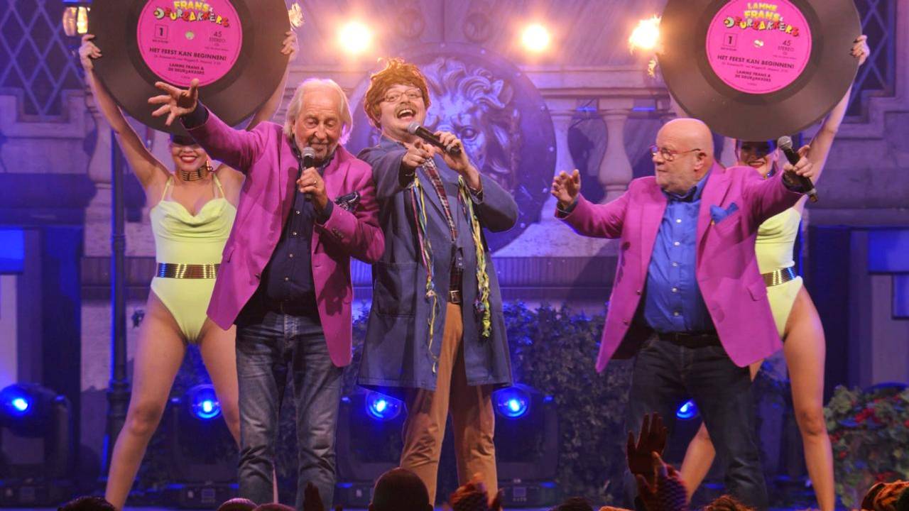 De Deurzakkers samen met Lamme Frans tijdens het Handjes Handjes Bloemetjesfestijn.