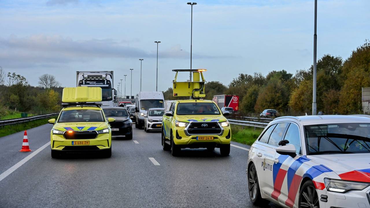 De A58 bij Breda is dicht na een ongeluk (foto: Tom van der Put/SQ Vision).