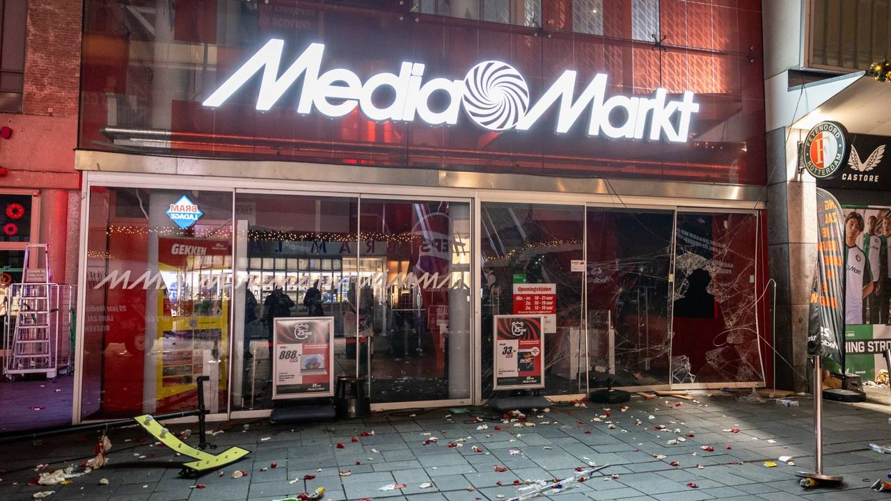Een glazen deur van de Mediamarkt werd vernield (foto: ANP).