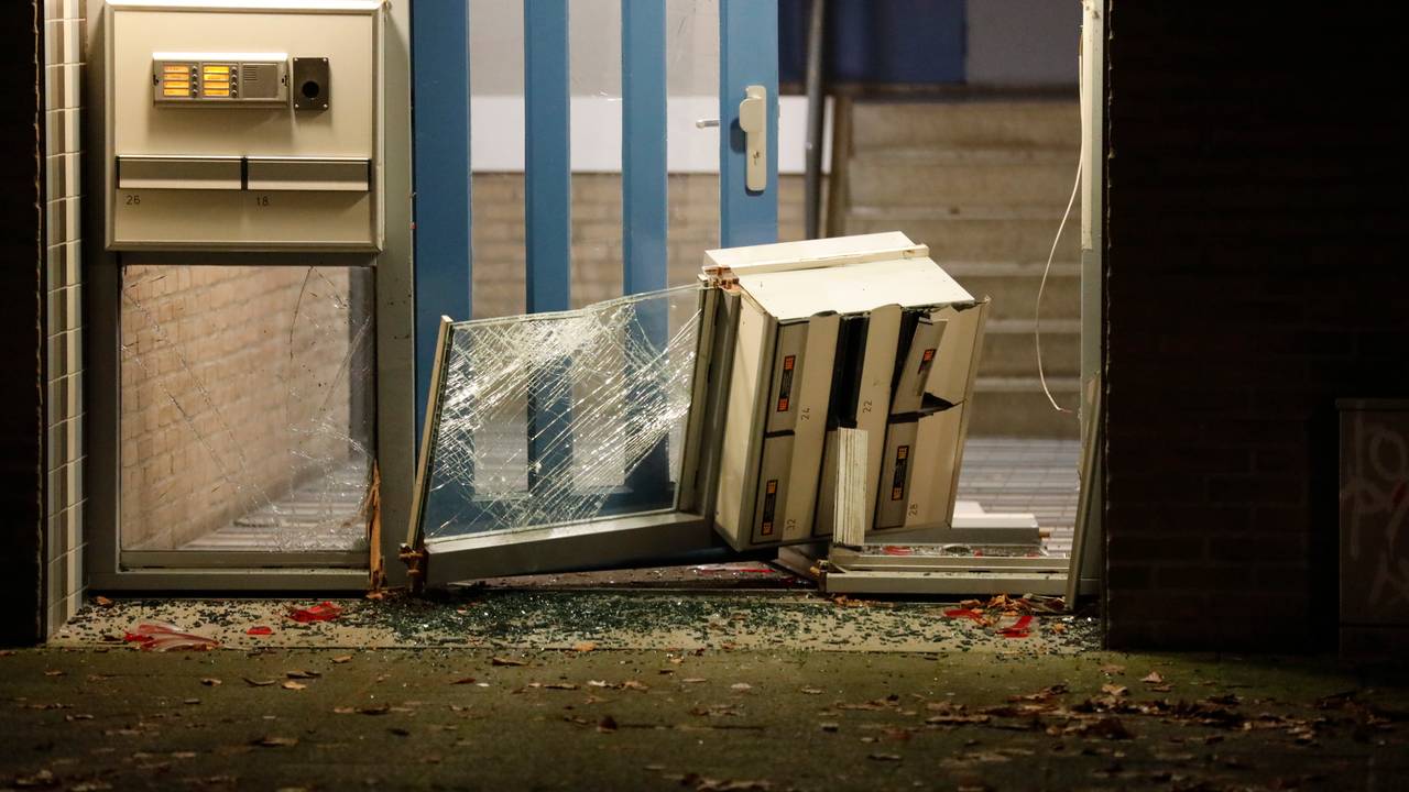 De schade aan de toegangsdeur is groot (Foto: Christian Traets/SQ Vision).