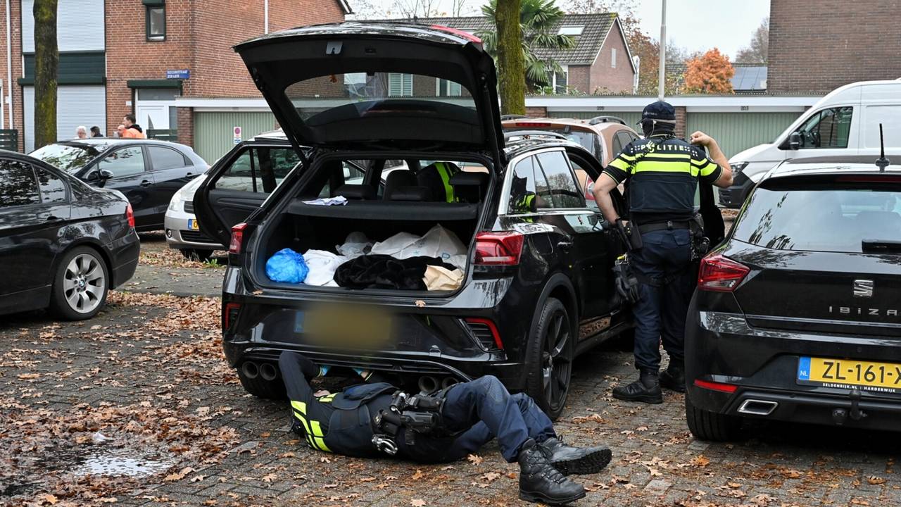 Een auto wordt onderzocht door de politie (foto: SQ Vision).
