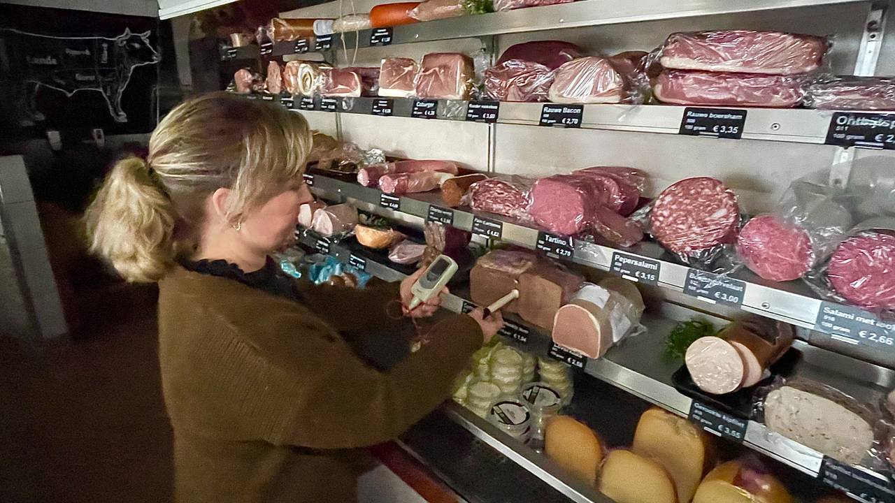 Sabrina Zagers meet de temperatuur, alles in de vitrine moet de kliko in (foto: Eva de Schipper)