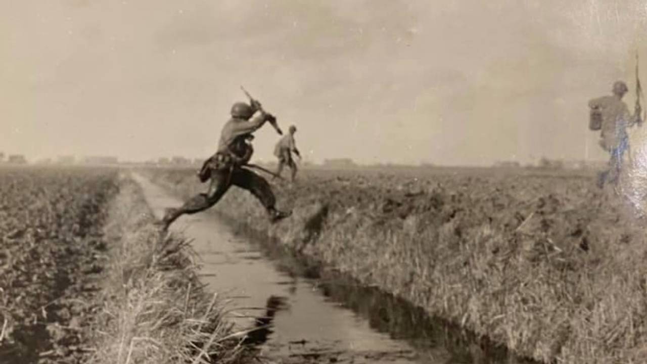 Timberwolfsoldaat springt over sloot bij Standdaarbuiten (foto: archief)