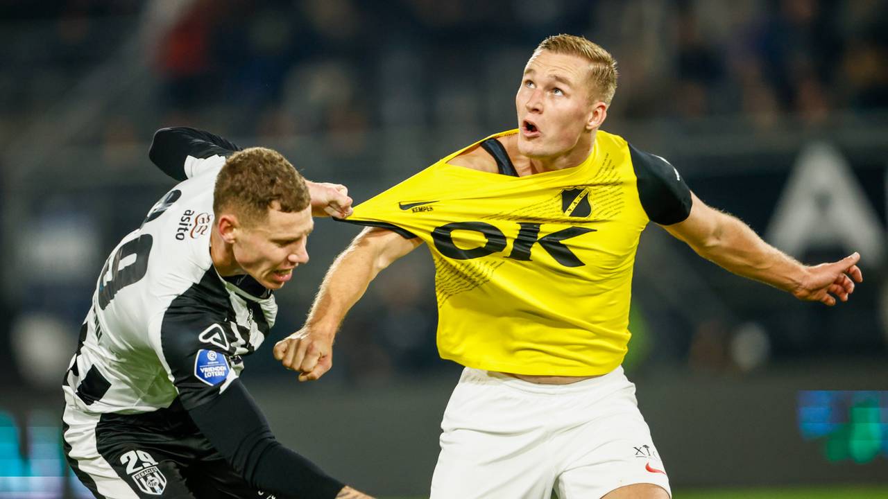Suf Podgoreanu trekt Boy Kemper aan zijn shirt bij een duel om de bal (foto: Orangepictures).