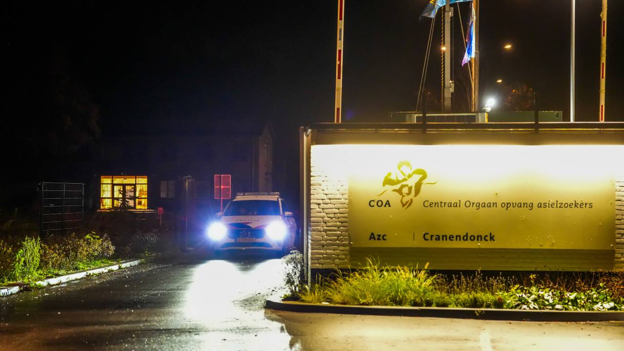 Bij de vechtpartij in het AZC in Budel is iemand gearresteerd. (Foto: Dave Hendriks/SQ Vision Mediaprodukties)