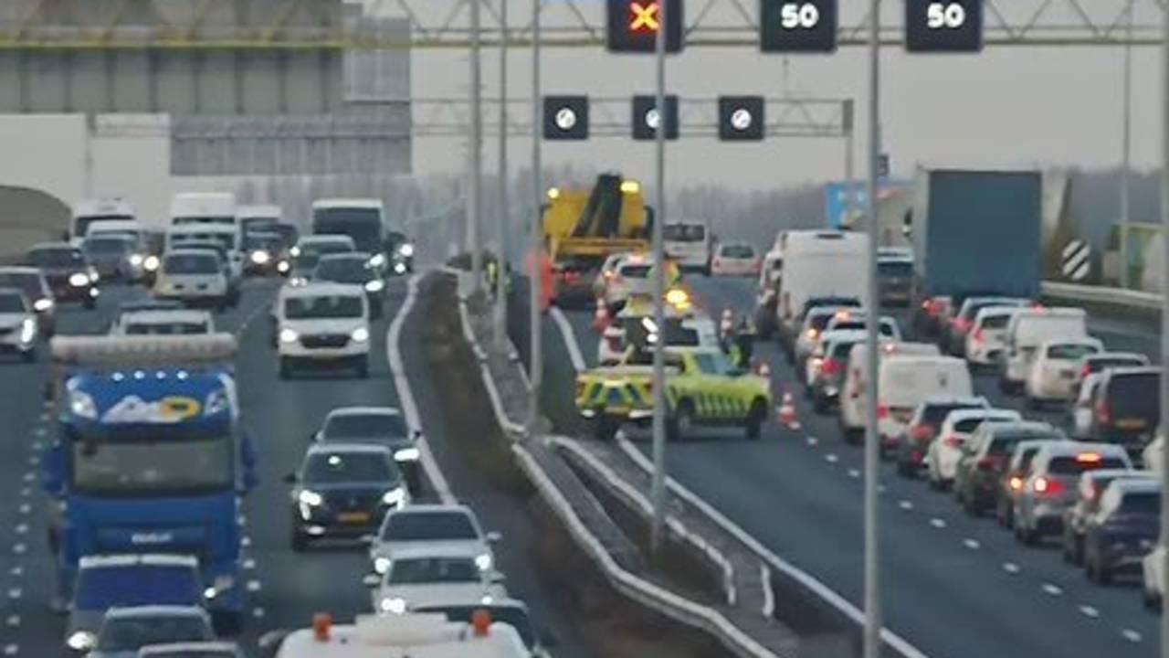 Ongeluk op A2 leidt tot een flinke file.