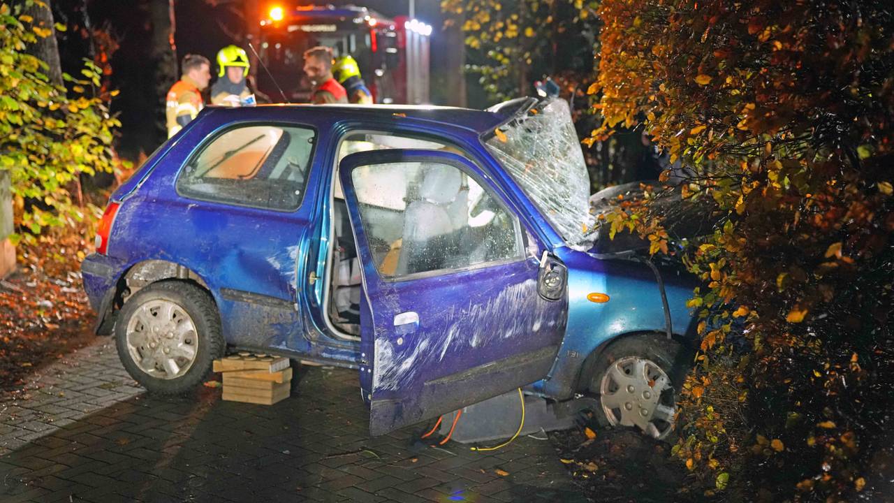 De gecrashte auto in Sprang-Capelle (Foto: Erik Haverhals/SQ Vision).