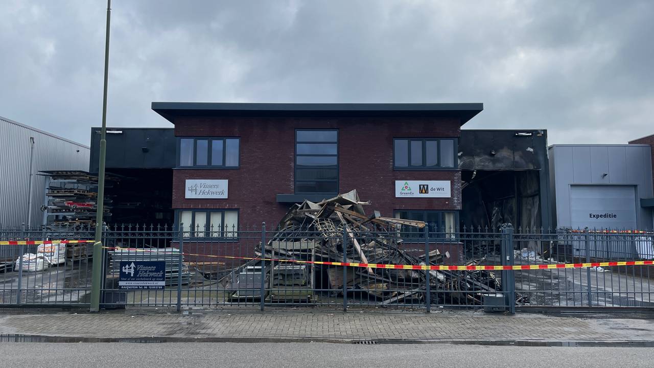 Het gebouw is flink beschadigd geraakt door de brand (foto: Rene van Hoof/Omroep Brabant).