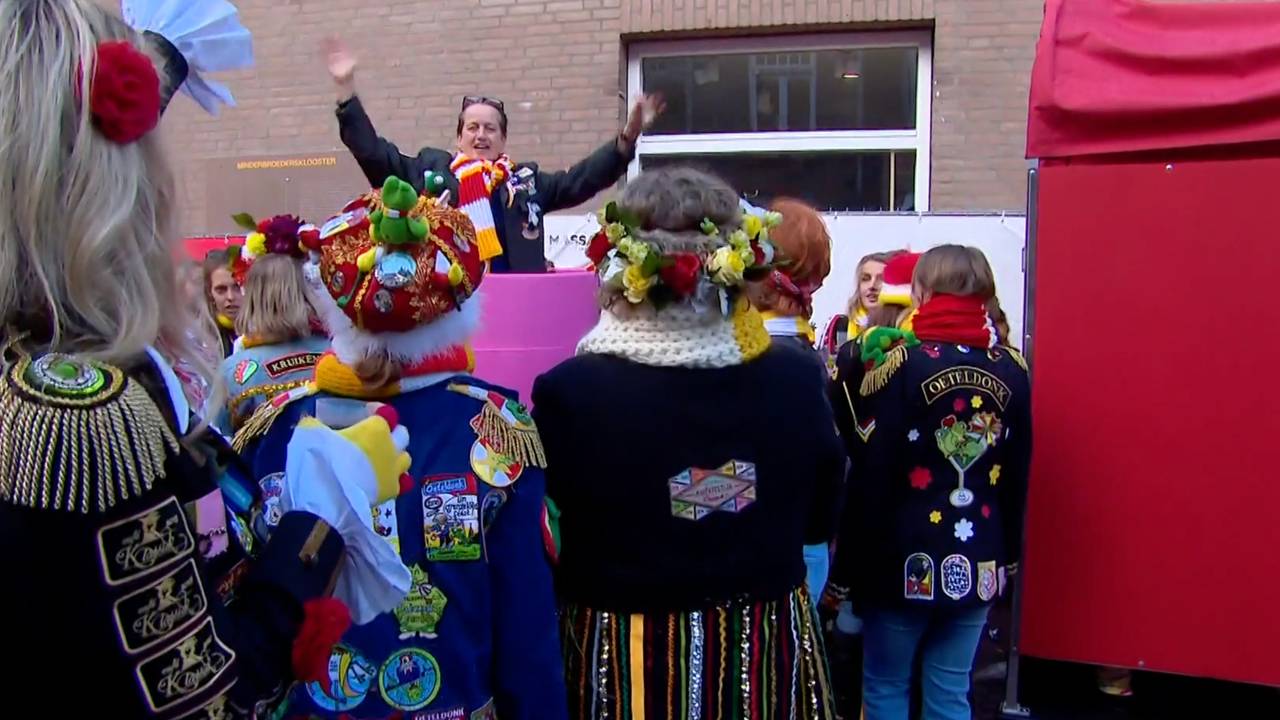 De stemming zat er goed in bij de vrouwenurinoirs (foto: Omroep Brabant).