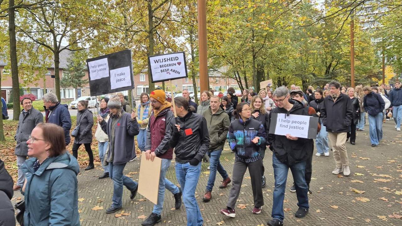 Een protest in Tilburg tegen de onderwijsbezuinigingen (foto: Collin Beijk).