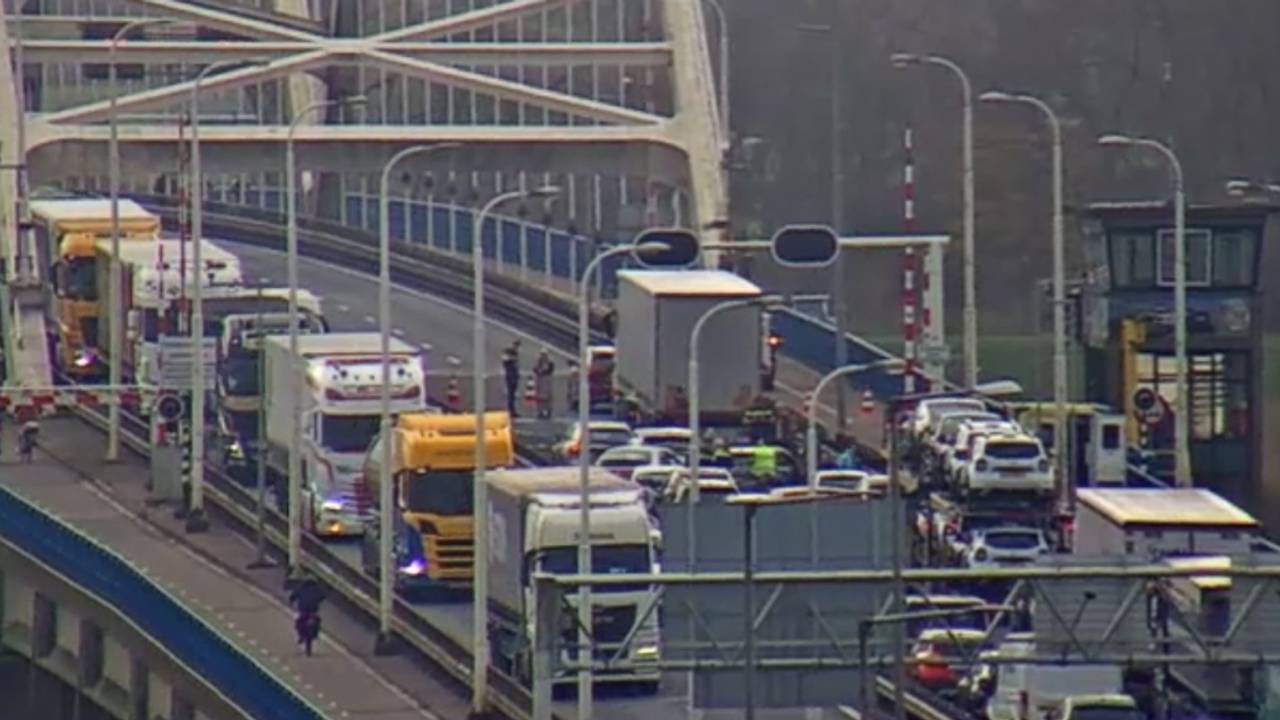A27 dicht door ongeluk bij de Merwedebrug, flinke file.