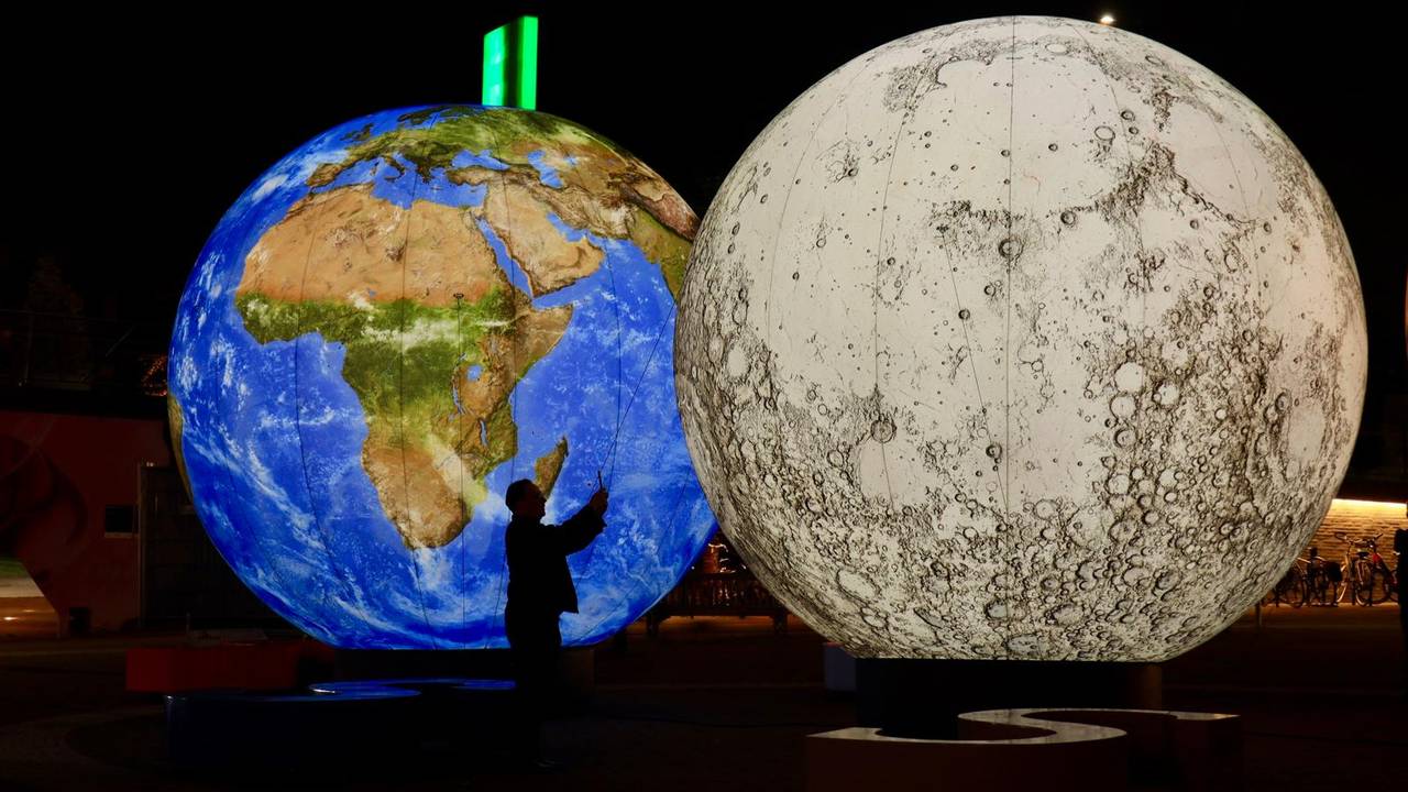 Universumbollen bij GLOW in Helmond (foto: Anouk Lambregts).