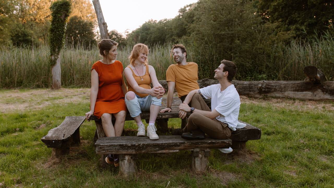 Het verhaal van de twee stellen is te volgen in de podcast 'Met de beste bedoelingen'. (foto: Stories by Josan)