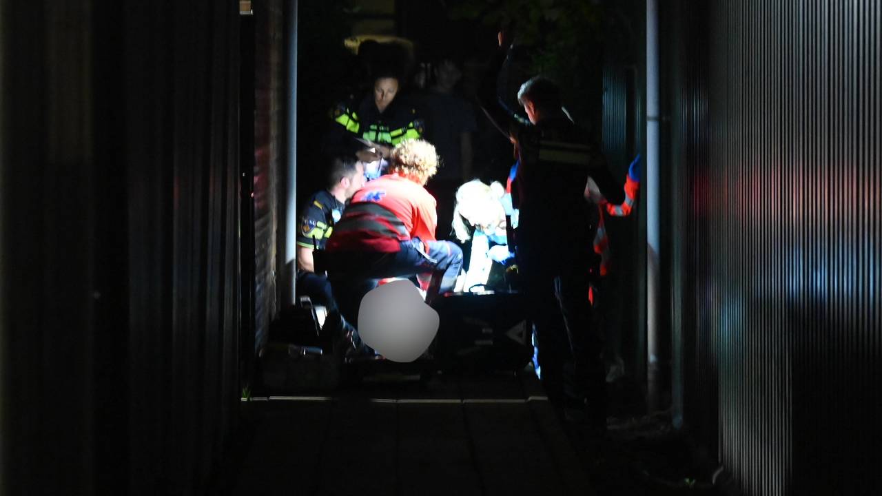 De hulpdiensten behandelen het slachtoffer in Breda (Foto: Perry Roovers / SQ Vision)