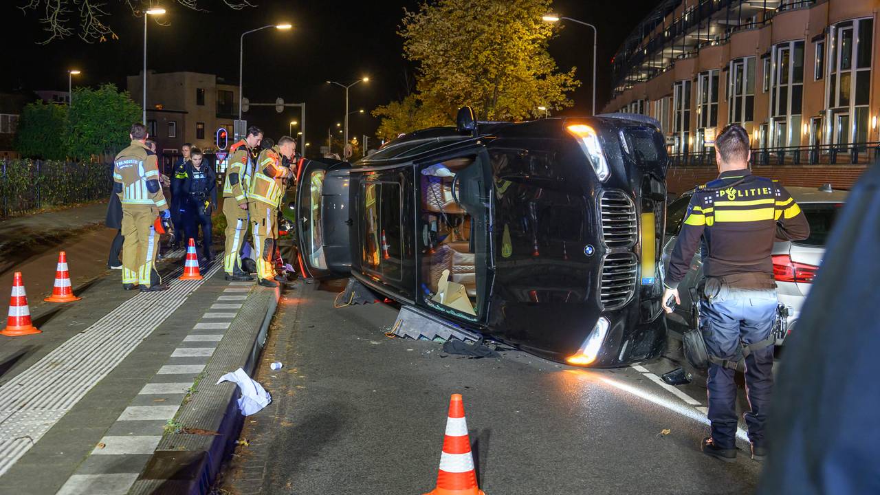 Auto komt op verkeerde weghelft en kantelt (foto: Tom van der Put / SQ Vision)