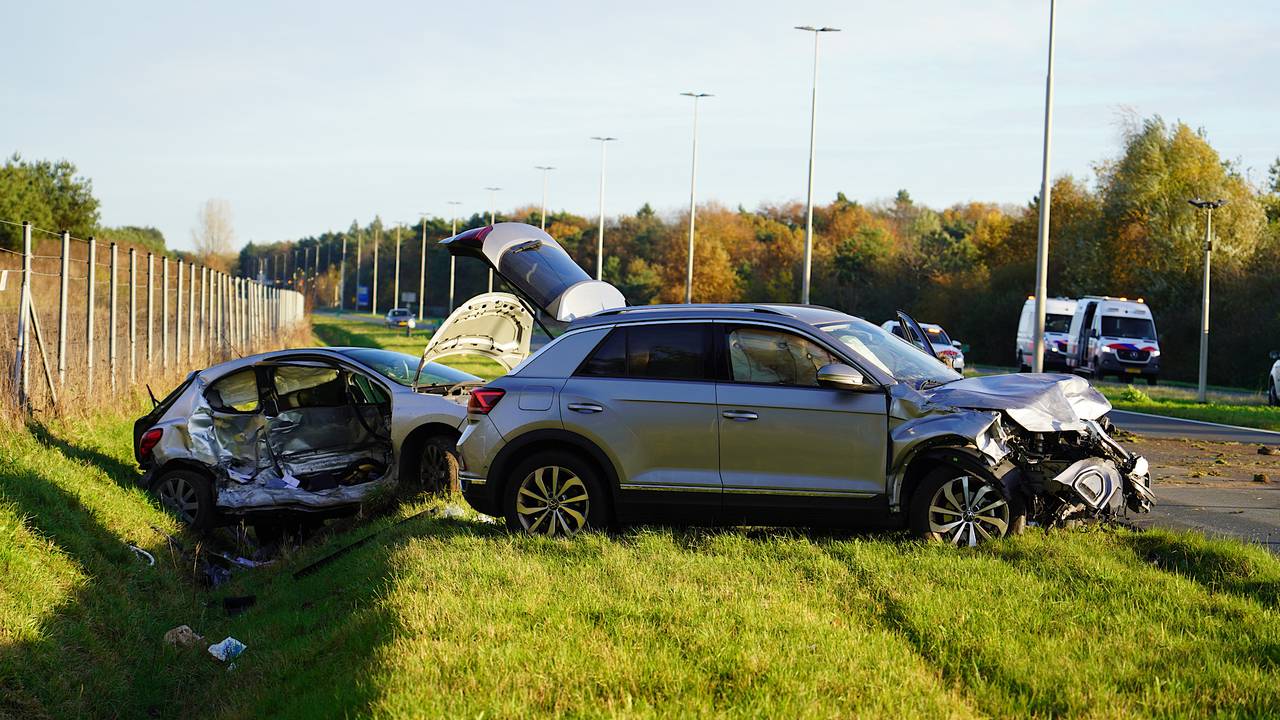 Tragisch ongeval: bestuurder komt om bij harde klap tussen twee autos.