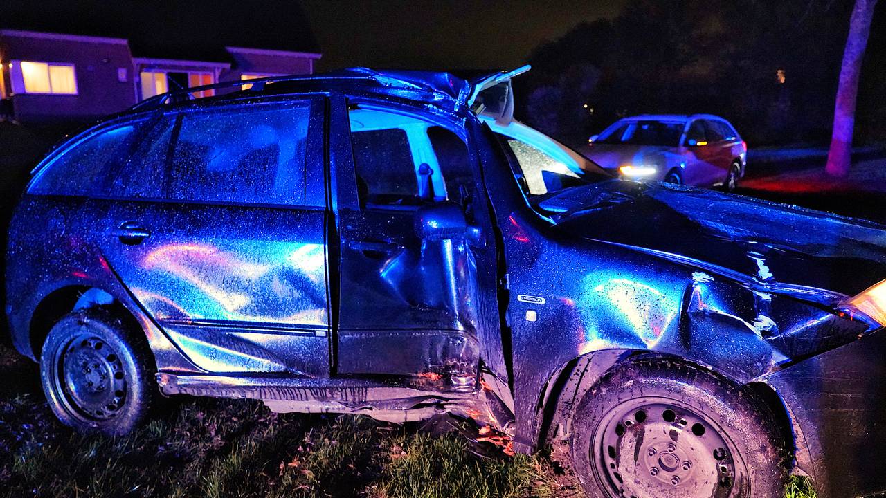 Automobilist rijdt tegen boom (foto: Jeroen Stuve / SQ Vision).