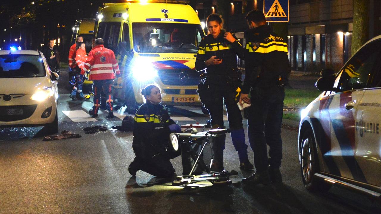 Man met rollator wordt aangereden op zebrapad en raakt zwaargewond.