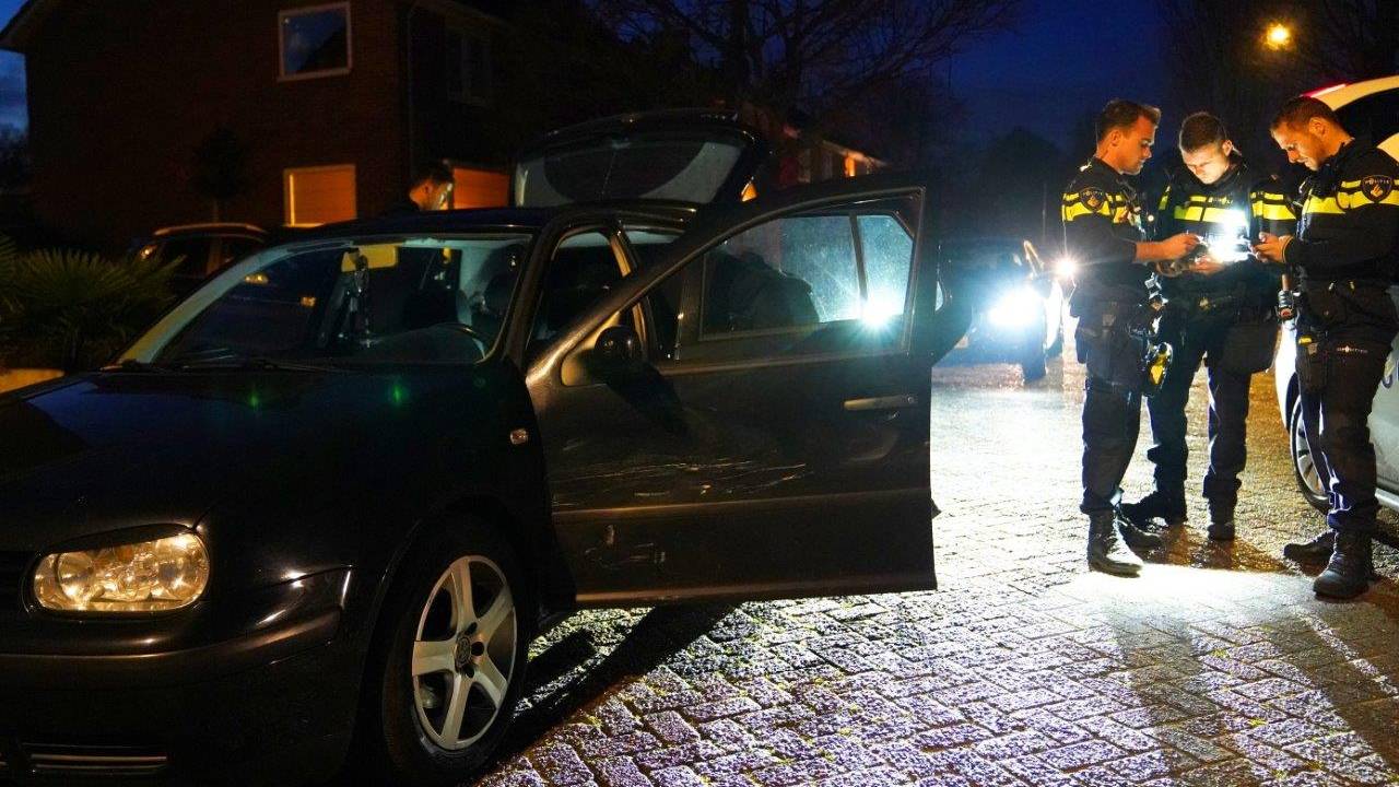 Agenten praten na, na de bizarre verkeersruzie in Helvoirt woensdagavond (foto: Bart Meesters/SQ Vision).