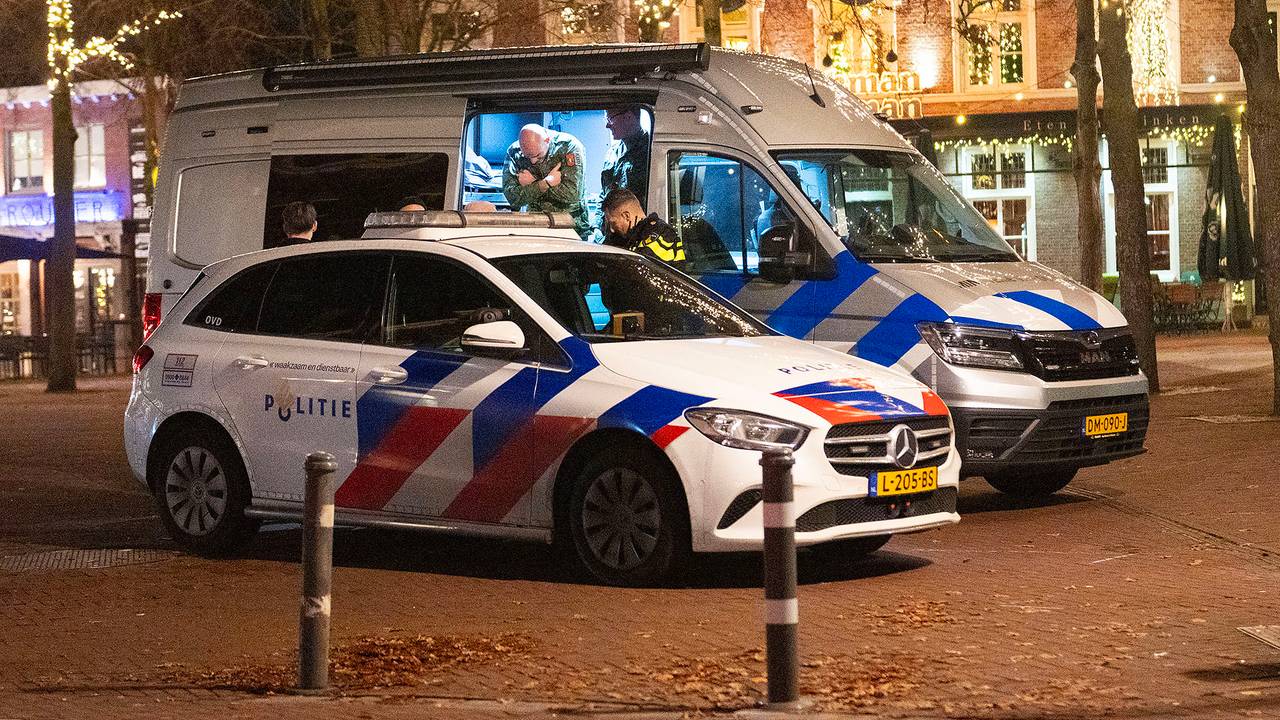 Politie en defensie nemen vuurwerk in beslag (Foto: Walter van Bussel/SQ Vision).