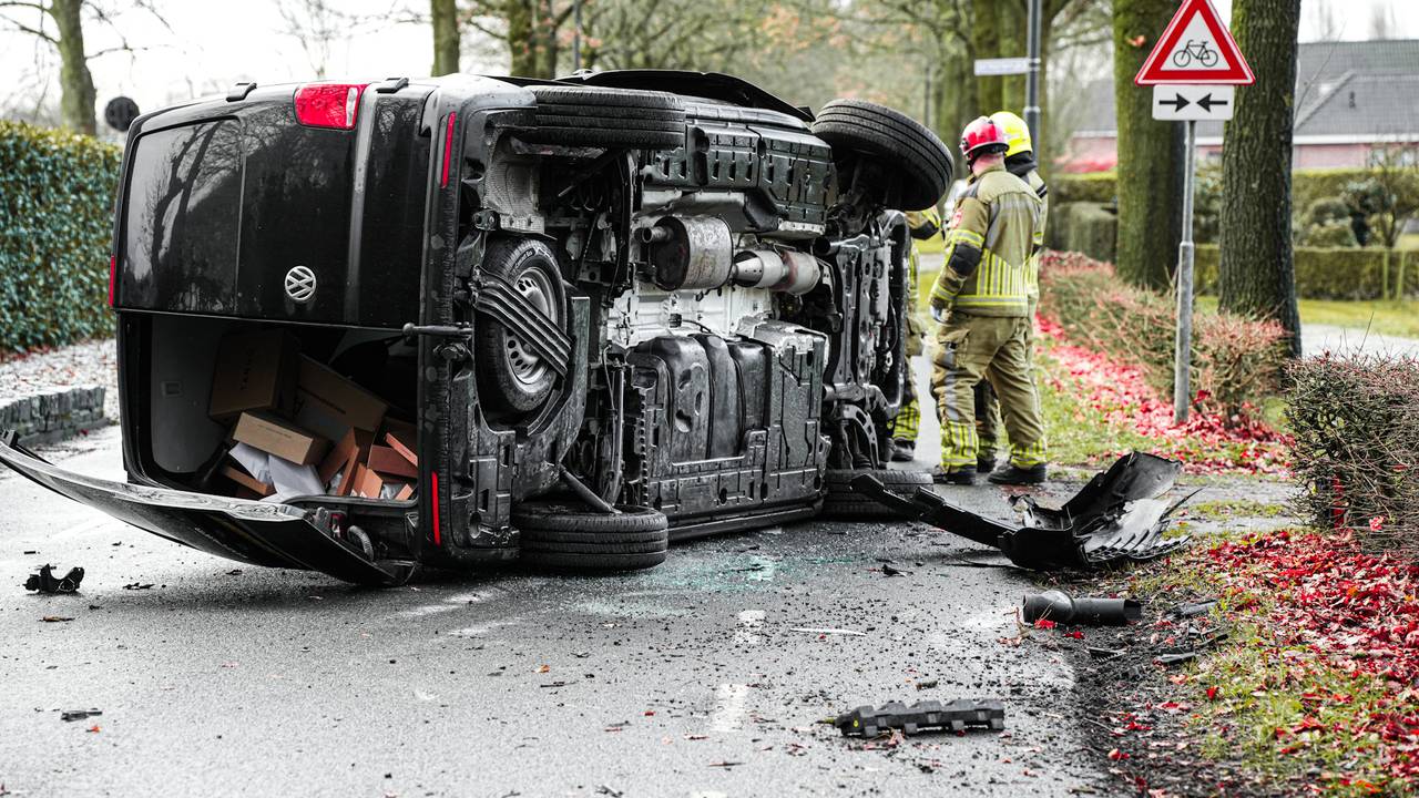 Botsing tijdens rijles: bestelbus eindigt op zijn kant.