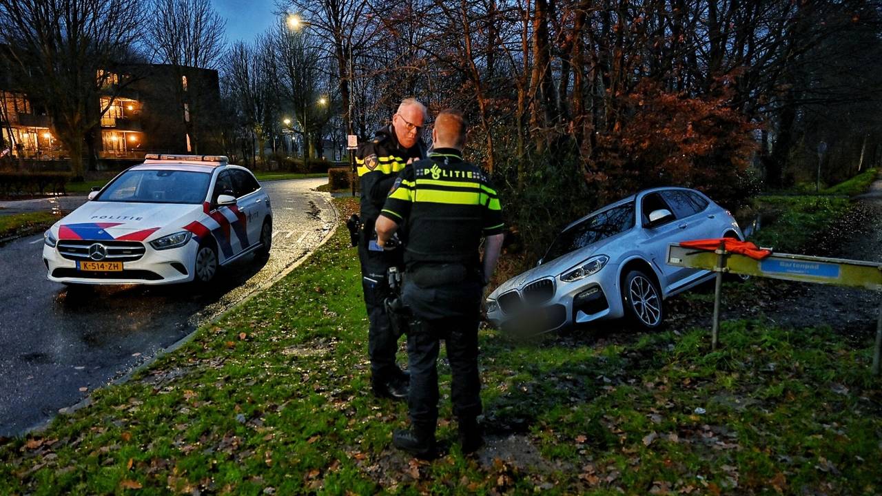 Dronken bestuurder komt in sloot terecht (foto: SQ Vision).