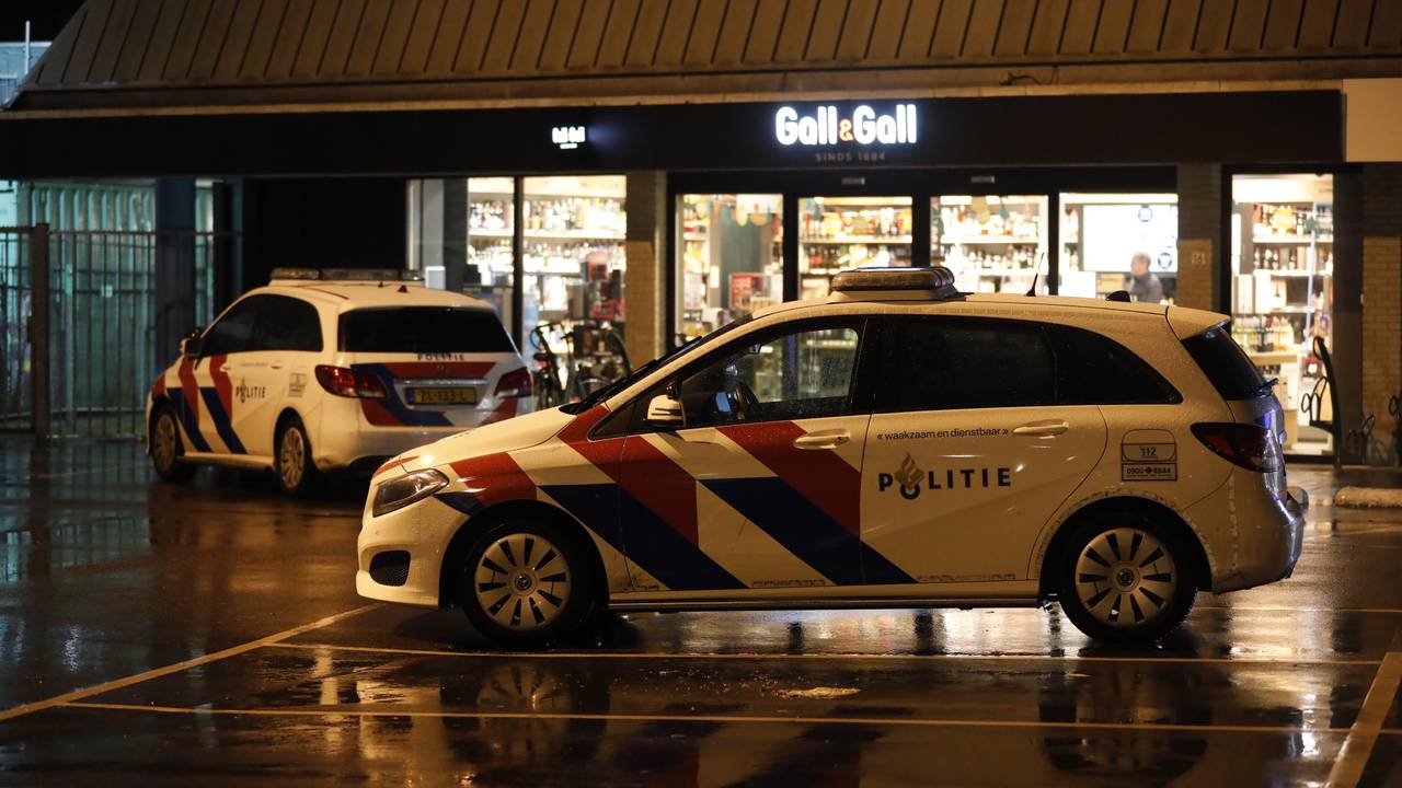 De politie is met meerdere eenheden aanwezig (foto: Christian Traets/SQ Vision).