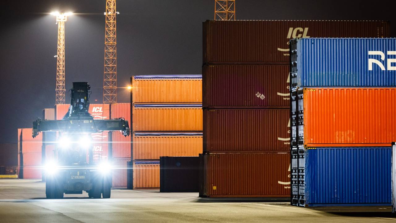 Containeroverslag in de haven van Antwerpen (foto: ANP).