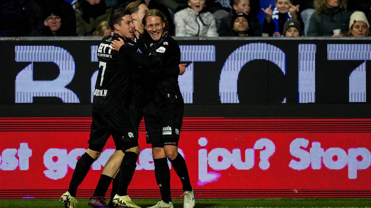 Ringo Meerveld viert de overwinning met zijn ploeggenoten (Foto: Orange Pictures).