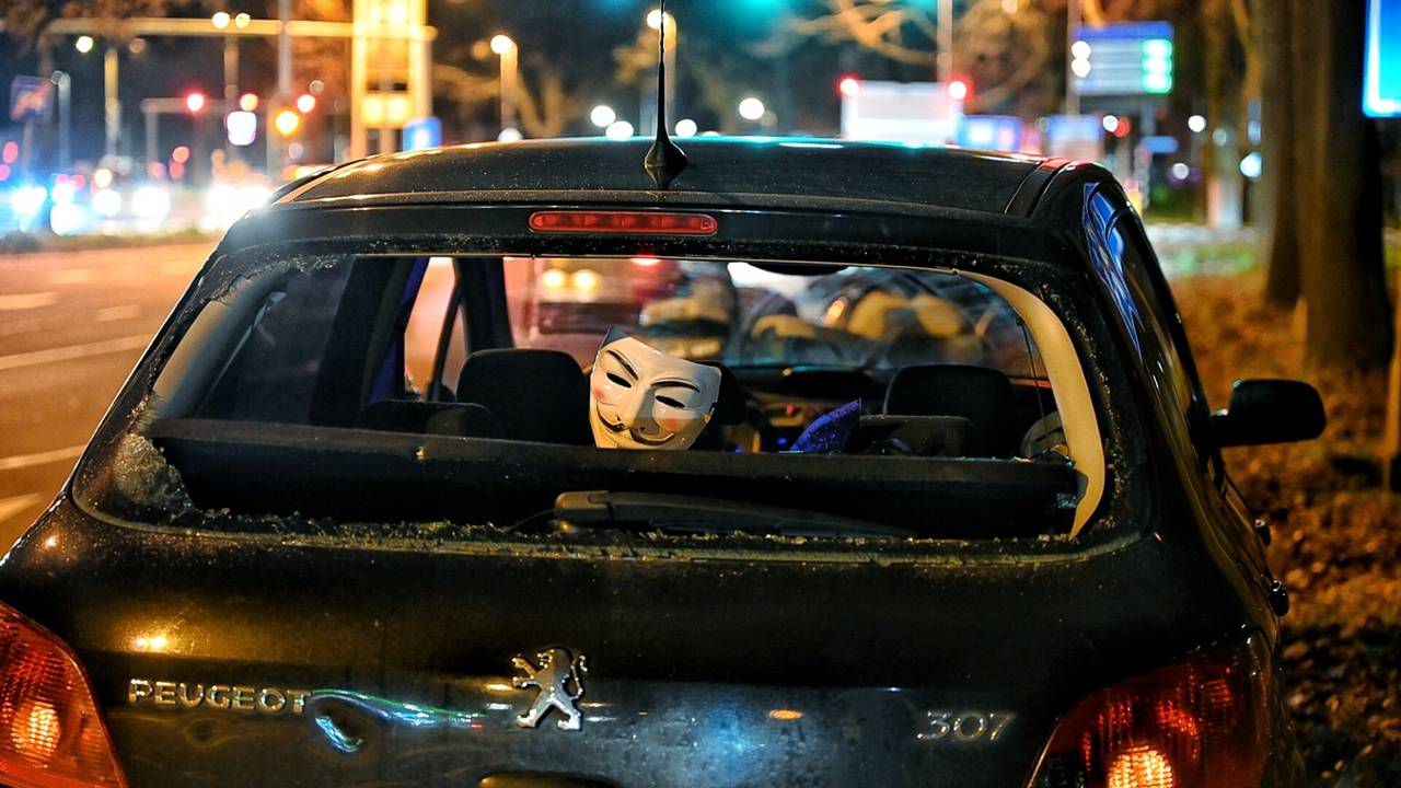 In de auto lag een opvallend masker (foto: SQ Vision).