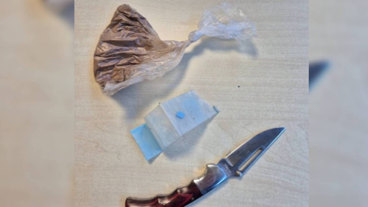 De bagage die de man tijdens de aanhouding bij zich droeg (Foto: Wijkagenten Vaartbroek)