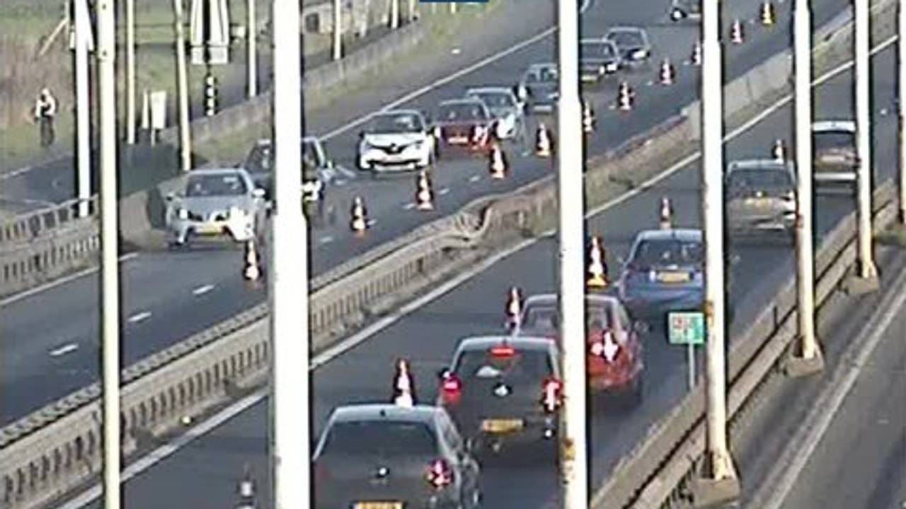 Twee rijstroken zijn dicht vanwege een spoedreparatie aan de vangrail (foto: Rijkswaterstaat Verkeersinformatie/X).