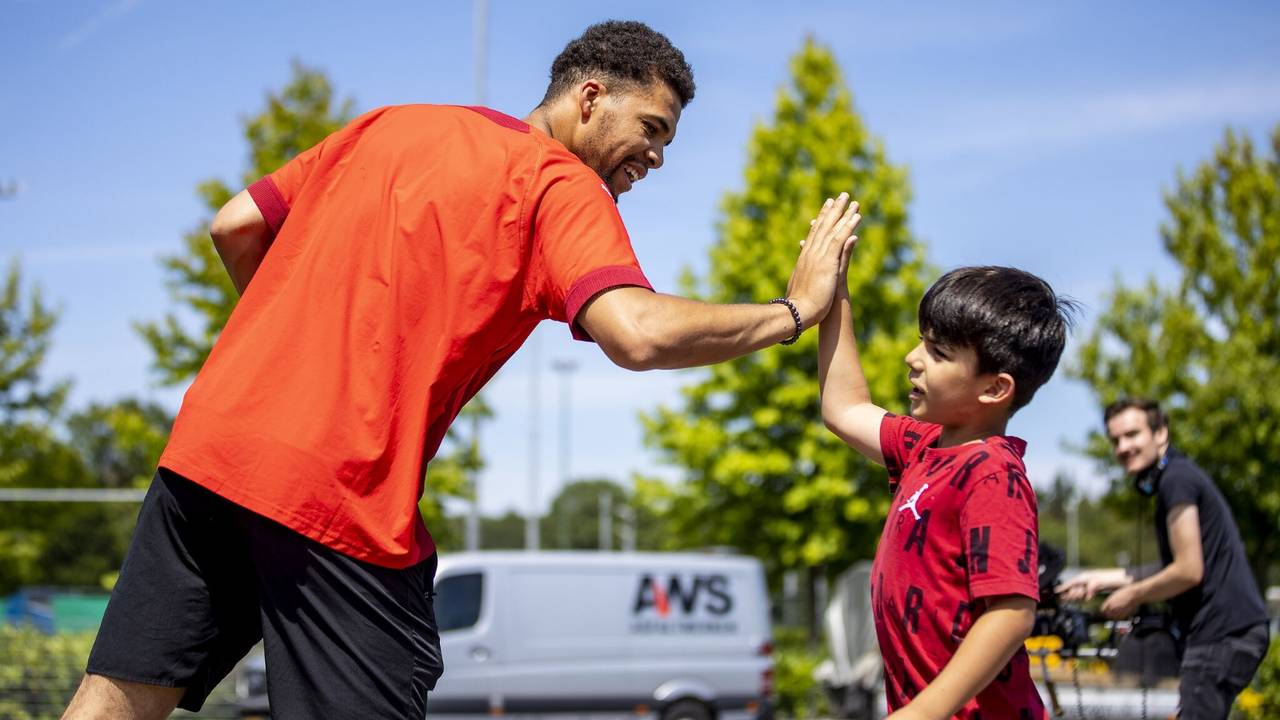 Tophandballer Ephrahim Jerry doet ook mee aan gratis sportactiviteiten (foto: BrabantSport/ Thomas Bakker fotografie ).